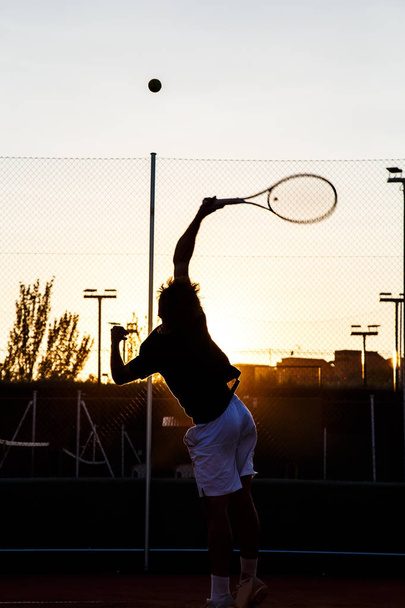Homem anônimo jogando tênis na quadra
  - Foto, Imagem