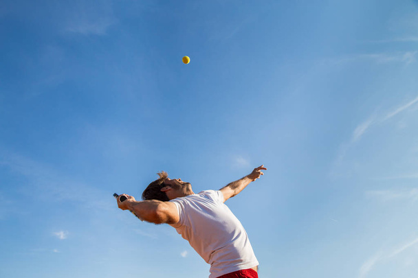 Giocatore di tennis lancio palla
  - Foto, immagini