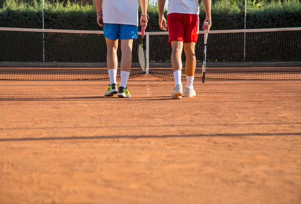Jugadores de tenis caminando hacia la red
  - Foto, Imagen