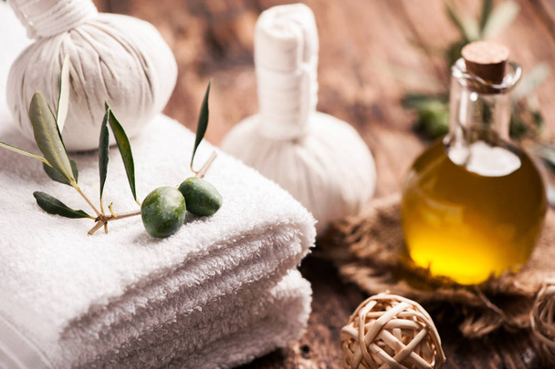 Savon à l'huile d'olive avec serviettes sur fond bois
 - Photo, image