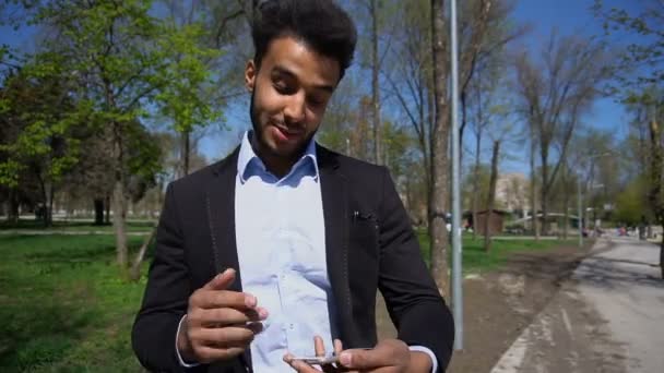 Guy verkopen telefoon en ontmoeting met koper elektronische teken geven - Video