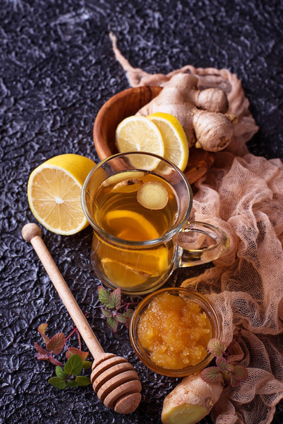 Kuumaa teetä inkiväärin, sitruunan, mintun ja hunajan kanssa
 - Valokuva, kuva