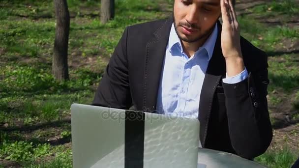 απογοητευμένος ο άνθρωπος περιμένει μηνύματα ηλεκτρονικού ταχυδρομείου από Τράπεζα σε φορητό υπολογιστή - Πλάνα, βίντεο