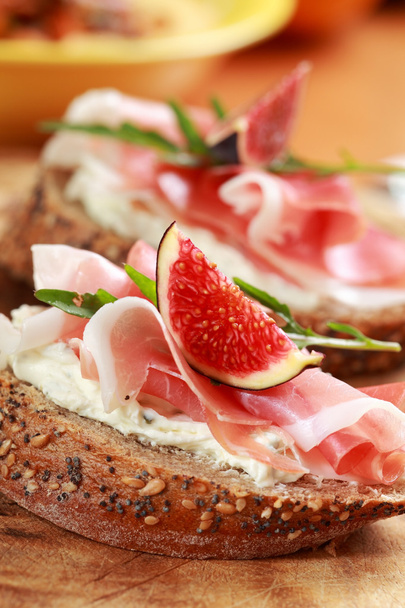 sendvič s prosciuttem a kozí sýr - Fotografie, Obrázek