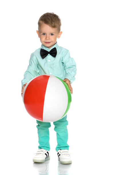 A little boy is playing with a ball. - Φωτογραφία, εικόνα