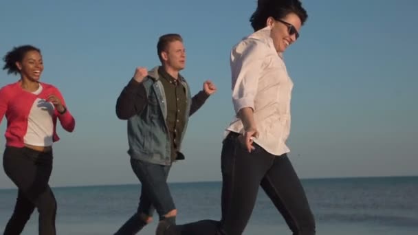 Joven riéndose corriendo en la costa
 - Metraje, vídeo