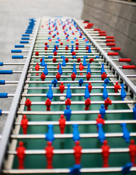 vörös és kék tábla focisták, szelektív összpontosít. - Fotó, kép