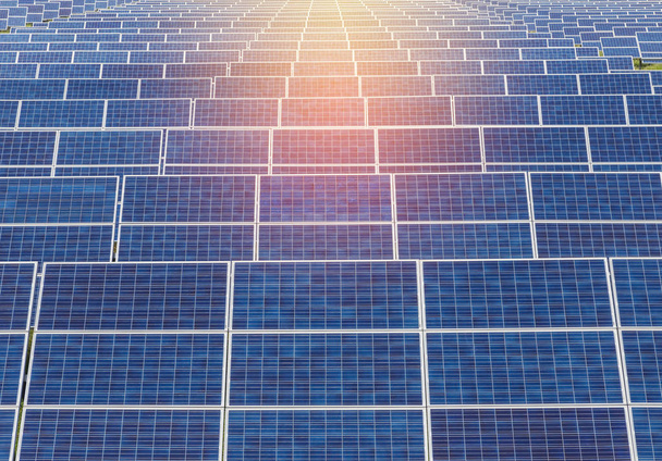 крупним планом рядки масиву полікристалічних кремнієвих сонячних батарей на сонячній електростанції перетворюють шпиндель на сонячне світло, що поглинає сонячне світло від сонця, використовуючи енергію світла для отримання електроенергії
  - Фото, зображення