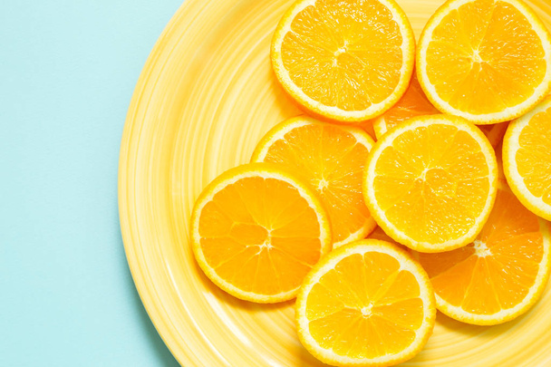φρέσκο πορτοκάλι στην κίτρινη πινακίδα - Φωτογραφία, εικόνα