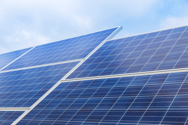 間近で多結晶シリコンの太陽光発電所に太陽電池を空に向かって上げますから電気を生成する光エネルギーを使用する太陽光を吸収します。 - 写真・画像
