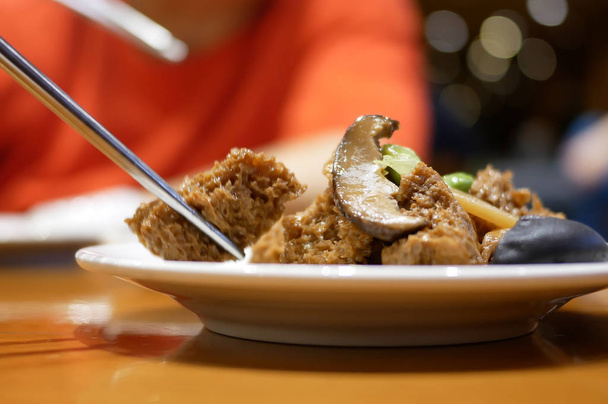 Movimiento de personas comiendo aperitivos en la mesa dentro del restaurante chino
 - Foto, imagen
