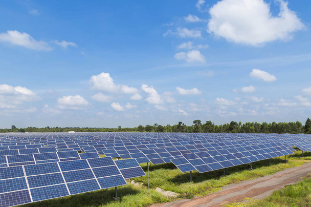 Reihen Reihe von polykristallinen Silizium-Solarzellen in Solarkraftwerk auftauchen himmelwärts absorbieren das Sonnenlicht von der Sonne nutzen Lichtenergie, um Strom zu erzeugen - Foto, Bild