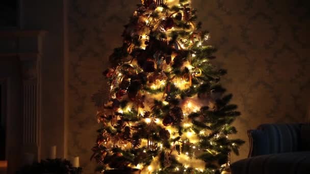 Φόντο το νέο έτος με δώρα και αναβοσβήνει γιρλάντα, στο δέντρο - Πλάνα, βίντεο