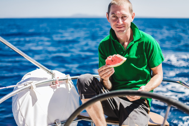 Kerl mit Wassermelone auf der Jacht  - Foto, Bild