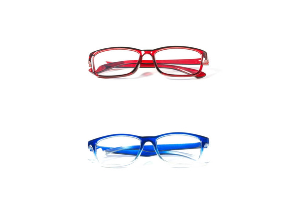 rote und blaue Brillen isoliert auf weißem Hintergrund. Brillenmodell. Modeaccessoires Kollektion. - Foto, Bild