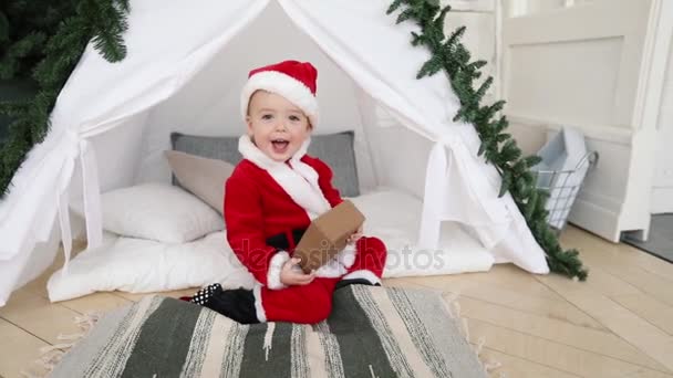 Santa boy try to open Christmas gift - Séquence, vidéo