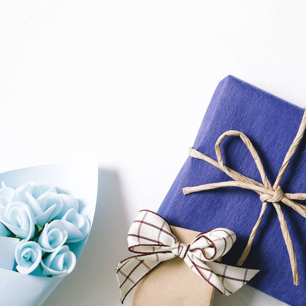 Dar niebieski i niebieski kwiat bukiet na białym tle - Zdjęcie, obraz
