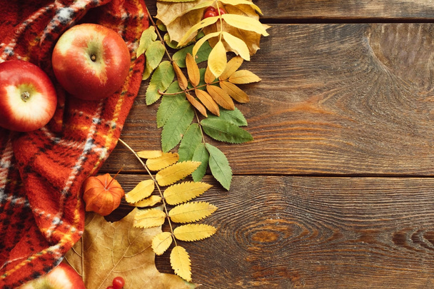 Autumn leaves apples wooden background - Foto, Bild