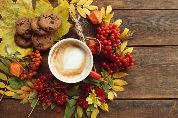 Autumn leaves and berries mix hot beverage concept - Foto, imagen