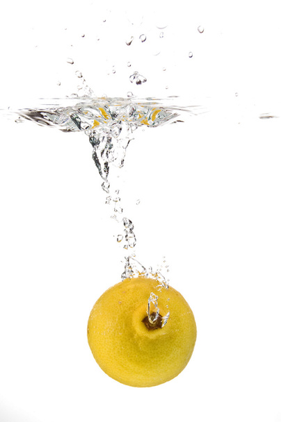 Lemon splashing in water - Foto, afbeelding