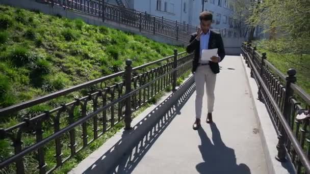 Titkos ügynök fedő alatt sétál office - Felvétel, videó