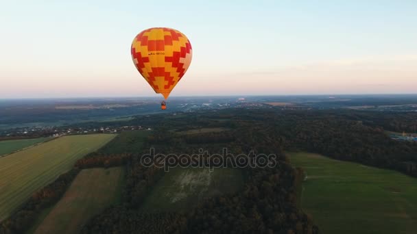 Horkovzdušný balón na obloze nad polem. - Záběry, video