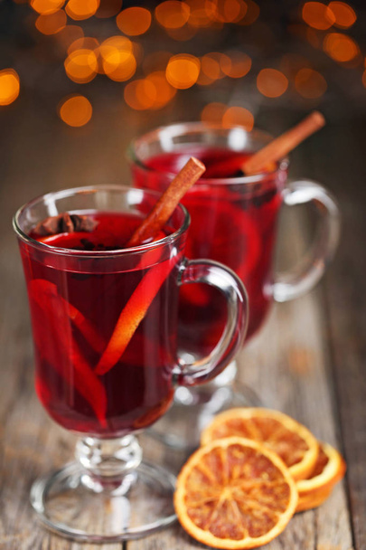 Mulled wine in glasses with spices  - Фото, изображение