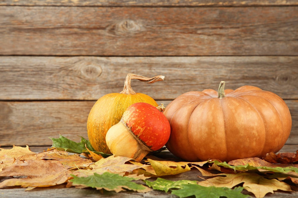 Thanksgiving pumpkins with dry leaves  - Foto, Imagen