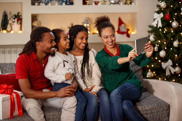 Mother making Christmas selfie with family together  - Zdjęcie, obraz