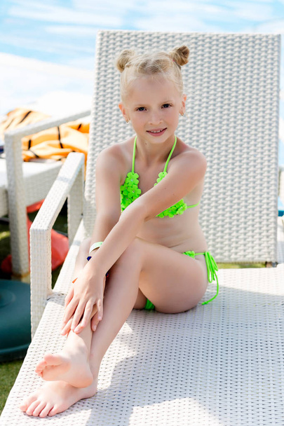 Bir mayo bir raf havuz kenarında genç kız - Fotoğraf, Görsel