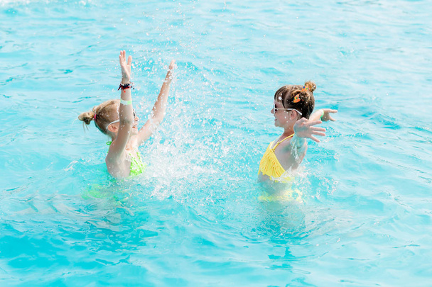 Діти відпочивають в басейні влітку
 - Фото, зображення