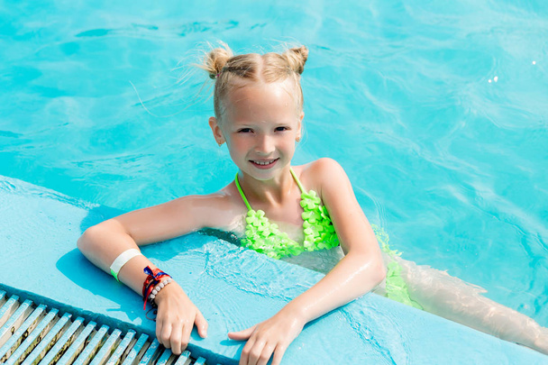 красива дівчина в купальнику плаває в басейні
 - Фото, зображення