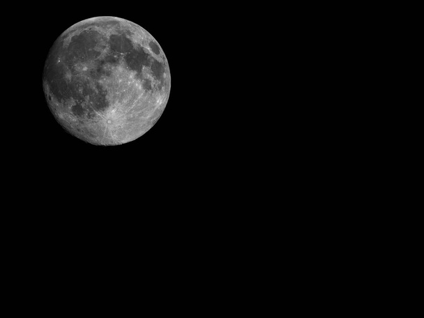 コピー スペース望遠鏡で見た満月 - 写真・画像