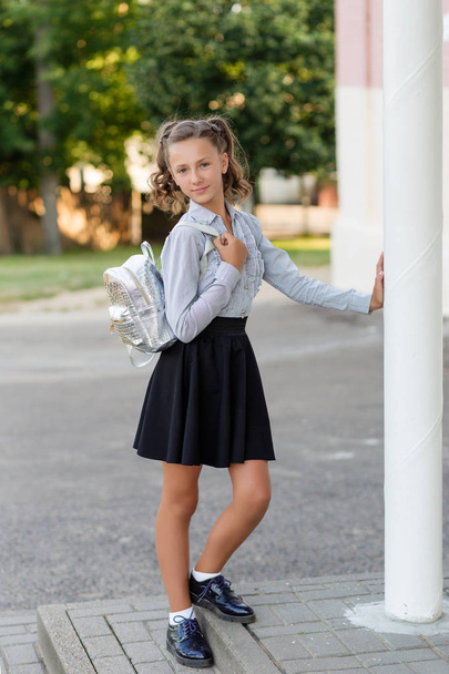 Όμορφη μαθήτρια σε σχολική στολή με ένα σακίδιο με το sc - Φωτογραφία, εικόνα