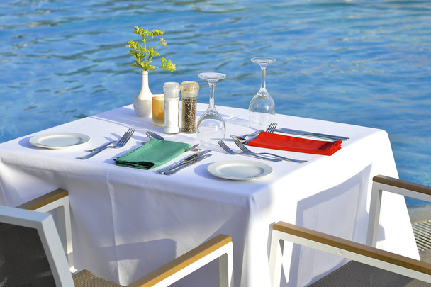 Served tables of the restaurant on the beach - Foto, Bild