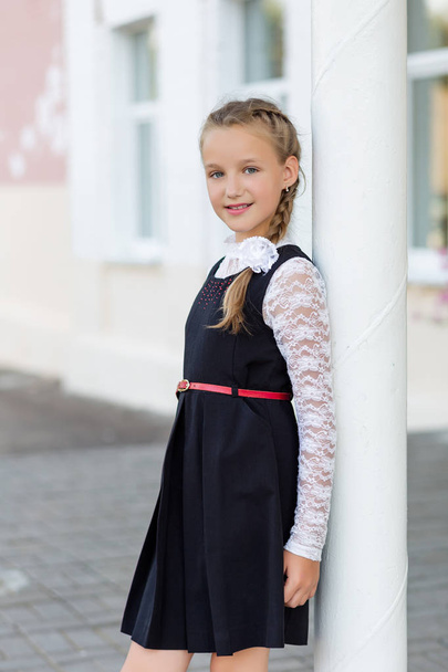 Portréja egy gyönyörű lány, mielőtt osztály: iskolai egyenruhát - Fotó, kép
