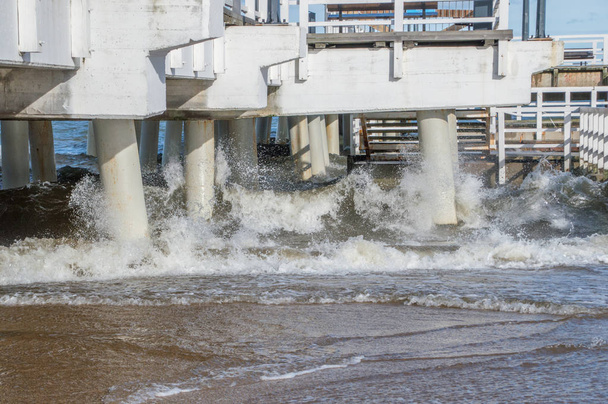 Гуркіт хвиль під Гданську Brzezno Пірс. - Фото, зображення