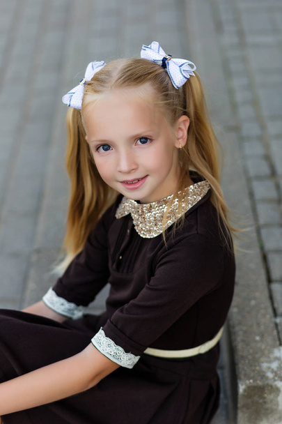 Güzel bir kız dersten önce bir okul üniformalı portresi - Fotoğraf, Görsel