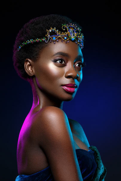 Beautiful black woman with crystal crown - Fotografie, Obrázek