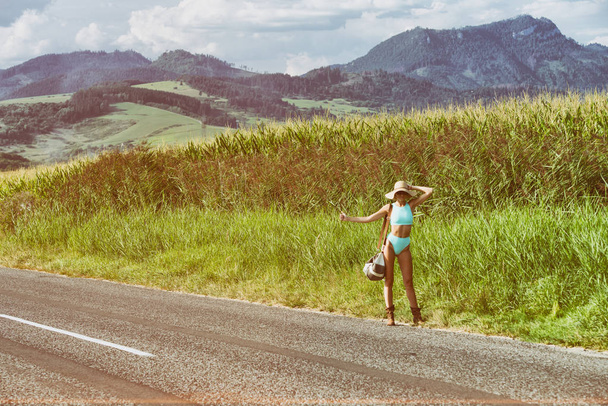 Stopování dívka na cestě - Fotografie, Obrázek