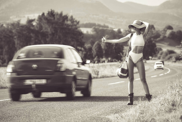 Chica autoestopista en la carretera
 - Foto, Imagen