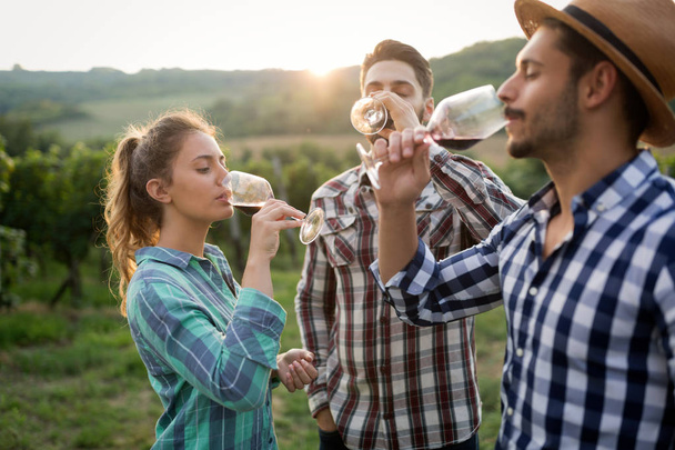 People sampling and tasting wines - Foto, imagen