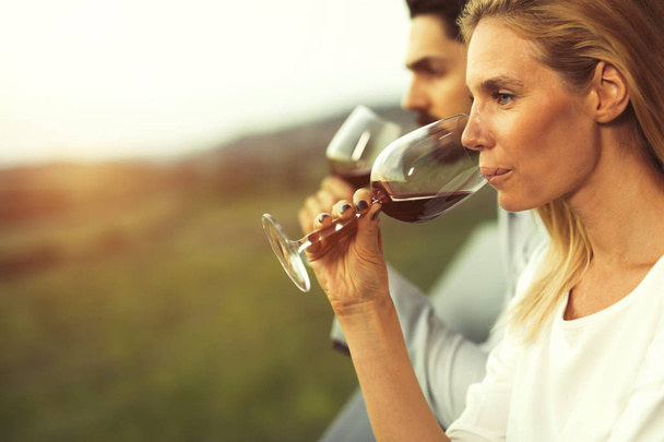 Couple drinking red wine - Φωτογραφία, εικόνα
