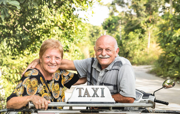 Χαρούμενος συνταξιούχος ανώτερος ζευγάρι λαμβάνοντας ταξίδια φωτογραφία στο σκούτερ tour ταξί - ενεργό ηλικιωμένους έννοια με τους ανθρώπους που διασκεδάζουν μαζί στην Ταϊλάνδη Koh Lipe - ώριμα άτομα διασκεδαστικό τρόπο ζωής - θερμό φίλτρο τόνους - Φωτογραφία, εικόνα