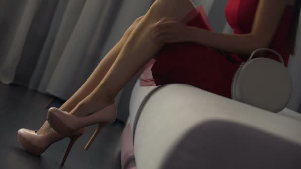 仕事で退屈な日後痛い足をこすり赤いドレスで美しい女性 - 映像、動画