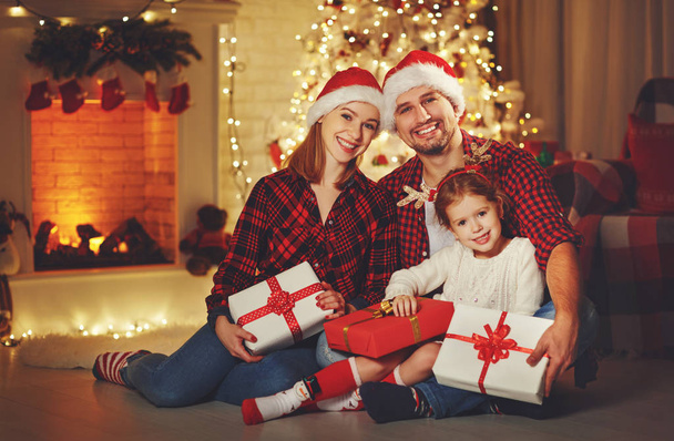 Joyeux Noël ! heureux famille mère père et enfant avec magie
 - Photo, image