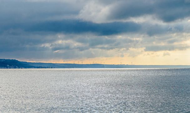 フィールドと風の風成塵のタービン ファームについて、黒海の水、雲の近く - 写真・画像
