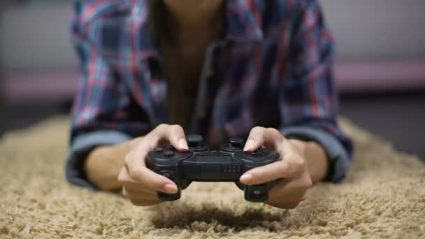 Young happy girl playing video games on console, winning against guy friends - Πλάνα, βίντεο