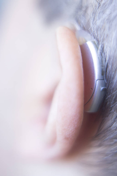 耳の補聴器 - 写真・画像