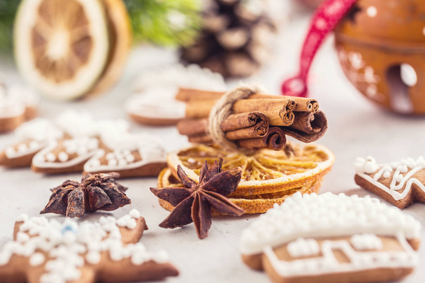 Cinnamon star anise gingerbread dry orange with christmas decoration - Foto, afbeelding